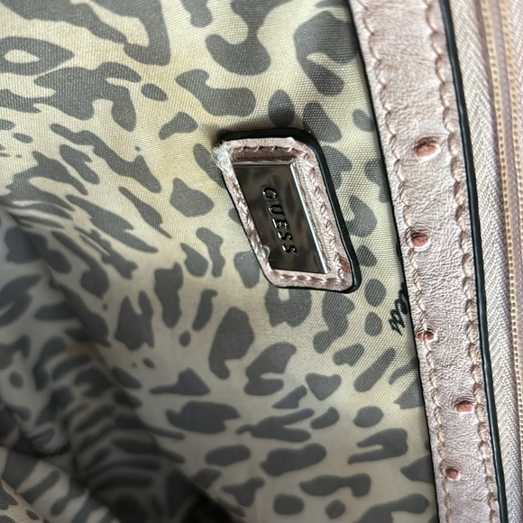 Guess purse pink and white - Picture 9 of 10